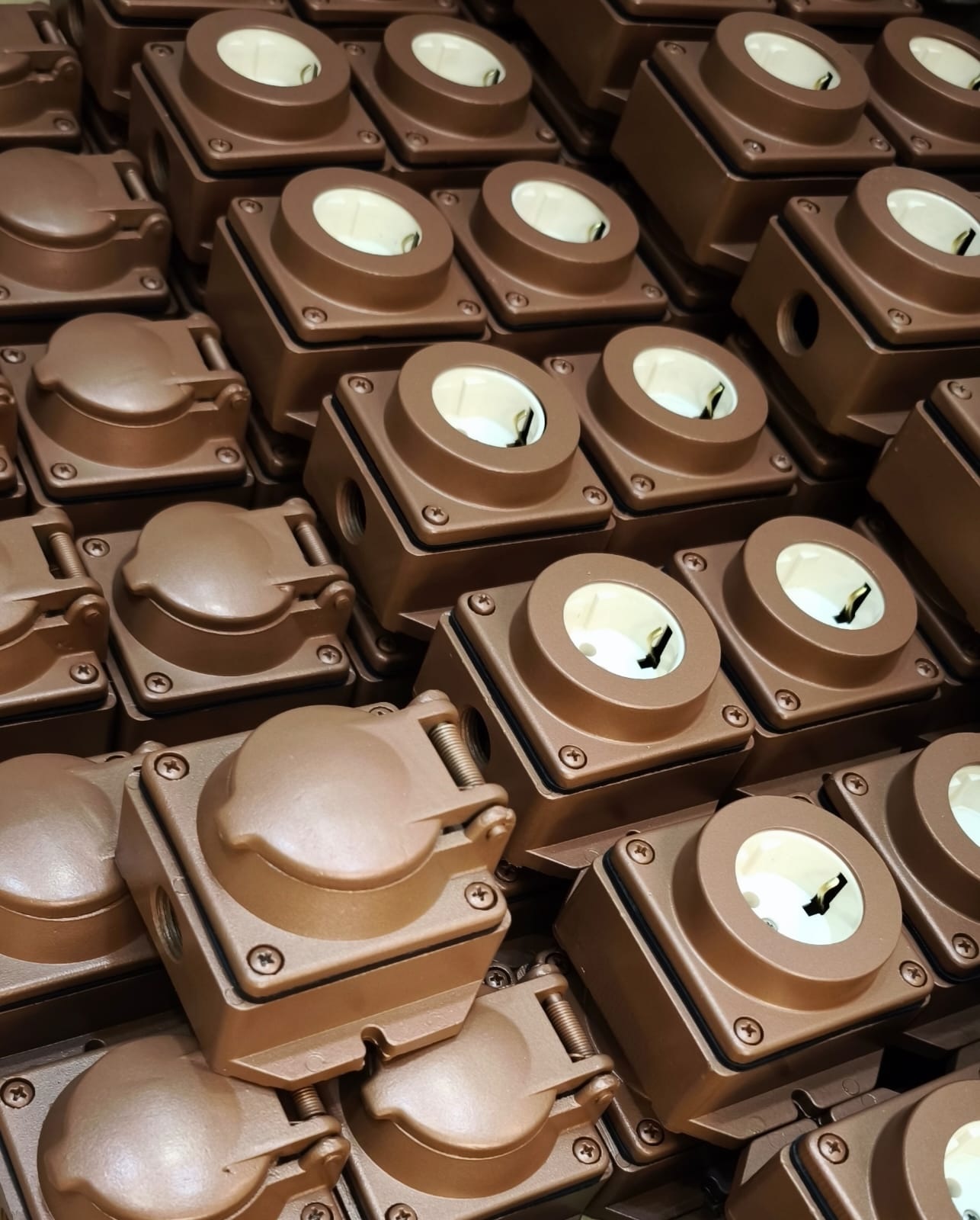 TOP. PRİZ SIVA ÜSTÜ RENKLİ